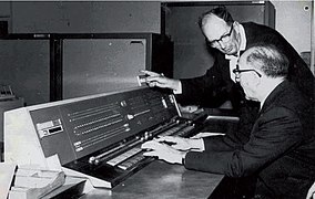 ראש ממשלת ישראל, לוי אשכול, ומפקד ממר"ם הראשון, מרדכי קיקיון, בעמדת המפעיל של מחשב פילקו