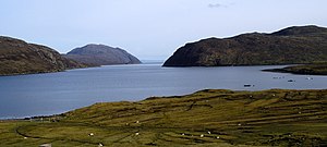 Blick über den untersten Abschnitt von Loch Seaforth. Links ist im Vordergrund Seaforth Island zu sehen.