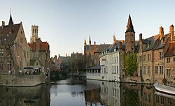 Rozenhoedkaai (kanal) v Bruggeu z zvonikom v ozadju
