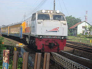 Kereta api Sri Tanjung lokomotif CC 203 98 01 saat berangkat dari Stasiun Lempuyangan, 2015