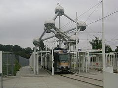 Bruselská tramvaj, vzadu Atomium (Laken, část města Brusel)