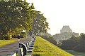 Allée piétonne et silhouette du château Frontenac au loin.