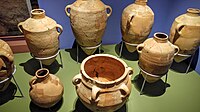 כדים שנמצאו בחפירות הארכאולוגיות בחורבת קייאפה מוצגים בתערוכה במוזאון ארצות המקרא בירושלים
