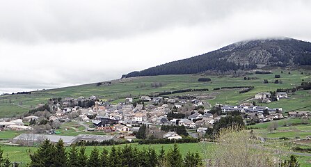 Vue générale des Estables et du Mont d'Alambre depuis la RD36.