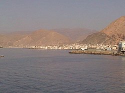 Mukalla vom Indischen Ozean aus gesehen