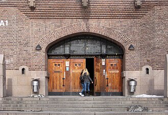 Östermalms gymnasium, portal.