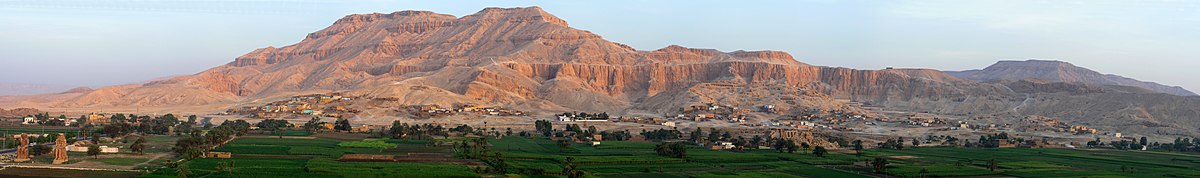 מבט כללי על הגדה המערבית בעת הזריחה בלוקסור. מצד שמאל למטה פסלי הענק של ממנון, מימין לו מקדש רעמסאום, מצד ימין הכביש לעמק המלכים