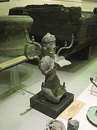 Pied de lampe en forme d'homme agenouillé. Bronze, Đông Sơn. MNH.