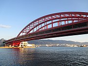 Dall'alto verso il basso: il ponte di Kōbe, il tempio Shōjōkō e la Weathercock House, luoghi d'ispirazione rispettivamente per il ponte di Fuyuki, il tempio Ryūdō e la residenza dei Tōsaka