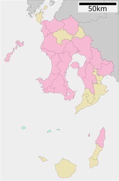 Mapa konturowa prefektury Kagoshima, blisko dolnej krawiędzi znajduje się punkt z opisem „Powiat Kumage”
