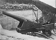 日军占领后的12号炮台210毫米加农炮，后侧为掩蔽部