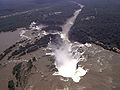 Iguazú Şelalelerinin'de Şeytan Gırtlağı 'nın havadan görünümü, Solda Arjantin, sağda Brezilya