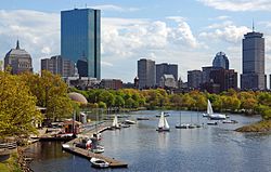 Latar langit Back Bay, dilihat dari Sungai Charles, memaparkan dua bangunan tertinggi di Boston, Menara John Hancock (kiri) dan Menara Prudential (kanan)