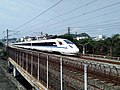 采用和谐号CRH3A型电力动车组的首班D1782/1783次列车通过桂林市丽君路铁路桥