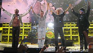 Van Halen đứng trên sân khấu vẫy chào khán giả
