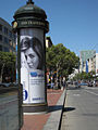 Une colonne Morris sur Market Street, San Francisco (Californie).