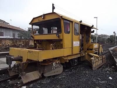 La profilatrice ferroviaria PR 04 a scartamento ridotto in sosta alla stazione di Misterbianco, 7 marzo 2013.