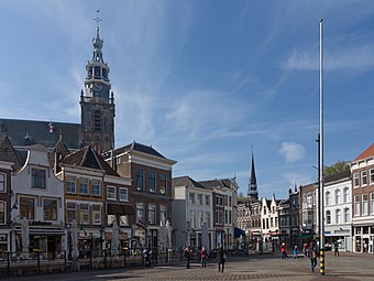 Deux tours de l'églises (la Grote ou Sint Janskerk et la Gouwekerk).