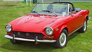 Une 124 Spider de 1974 avec un arceau de sécurité.