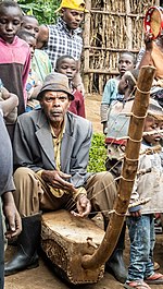 Musiker mit einer neunsaitigen (mit sechs Saiten bespannten) Bass-adungu in Kisoro.