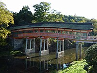 呉橋（くれはし） 西参道途中、屋根のついた神橋。鎌倉時代以前からあるとされ、呉の国の人が掛けたという伝承がある。県指定文化財。