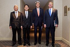 左から中谷、岸田文雄外相、米国のジョン・フォーブズ・ケリー国務長官、アシュトン・カーター国防長官（2015年4月27日）