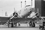 c/n 1404: DC-2 (de tweede PH-AJU Uiver) op Schiphol gereed voor een proefvlucht; 16 november 1983.