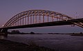 De Waalbrug in Nijmegen tijdens de schemering