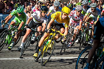 Pařížský dojezd Tour de France 2012: Peter Sagan (zelený trikot), vítěz etapy Mark Cavendish (mistr světa), Bradley Wiggins (žlutý trikot), Thomas Voeckler (puntíkovaný trikot)