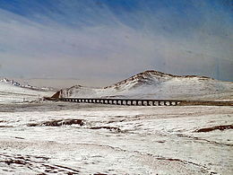 Qinghai–Tiibetin rautatie Golmudin lähellä.