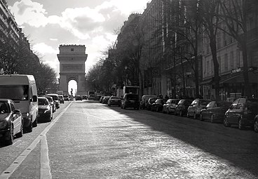 Avenue de Wagram en direction de l'Arc de Triomphe de l'Étoile.