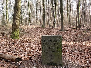 Basalten markeringssteen van de Stoppelberg in Materborn, de op een na hoogste top in het Reichswald