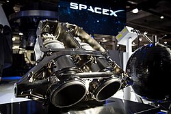 Motor SuperDraco ve výrobním závodě SpaceX v Hawthorne