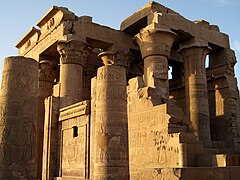 Reliefo de Ptolemeo la 12-a. Templo de Kom Ombo.