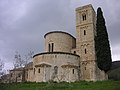 Samostan Sant'Antimo ima visok apsidalni konec z ambulatorijem in z majhnimi apsidami.