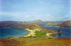Tombolo de l'île Bartolomé, Galapagos : isthme renforcé par un petit massif dunaire