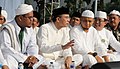 Menag Suryadharma Ali bersama Ustadz Muhammad Arifin Ilham dan Ketua Forum Investor Bekasi pada Acara Buruh dan Pengusaha Bekasi Berzikir di Kawasan Industri Cikarang, Jawa Barat, 1 Mei 2013