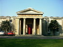 Denne doriske portikoen er hovedinngangen til Cambridge Observatory-bygningen