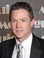 Eric Close interpreta Travis Tanner