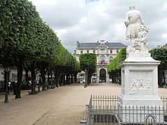 La statue d'Henri IV et l'hôtel de ville de Pau.