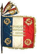 Ici figure le drapeau du 40e Régiment de Transmissions, décrits dans le paragraphe ci-contre.