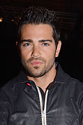 Jesse Metcalfe interprète John Rowland.