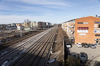 Ostkustbanans fyrspår vid Sollentuna, med pendeltågstrafikens vändspår i mitten.