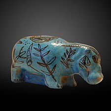 Un ippopotamo decorato con foglie acquatiche, fatto di maiolica smaltata di blu per sembrare di lapislazzuli (2033-1710 a.C.).