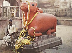 Statua di toro Nandi, veicolo vahana di Shiva (Varanasi, India, 1914)