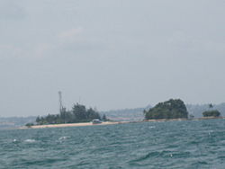 Pulau Nongsa dilihat dari pantai Nongsa, pulau Batam dengan pulau Singapore berada di bagian latar belakang