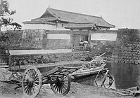 数寄屋橋門 1881年1月、明治法律学校は有楽町の旧島原藩上屋敷跡で開校した。