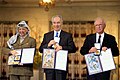 1994年10月，阿拉法特、以色列外交部長佩雷斯（中）和總理拉賓因達成《奧斯陸協議》分享諾貝爾和平獎
