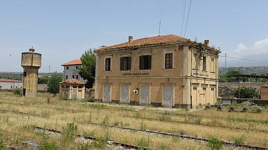 La stazione di Schettino-Santa Maria di Licodia (facente parte della linea ferroviaria Motta Sant'Anastasia-Regalbuto), vista dal lato dei binari, in completo stato d'abbandono, 23 maggio 2014.