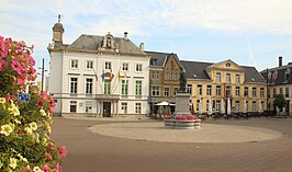 Markt met stadhuis, Egmontstandbeeld en Huis De Katholieke Kring